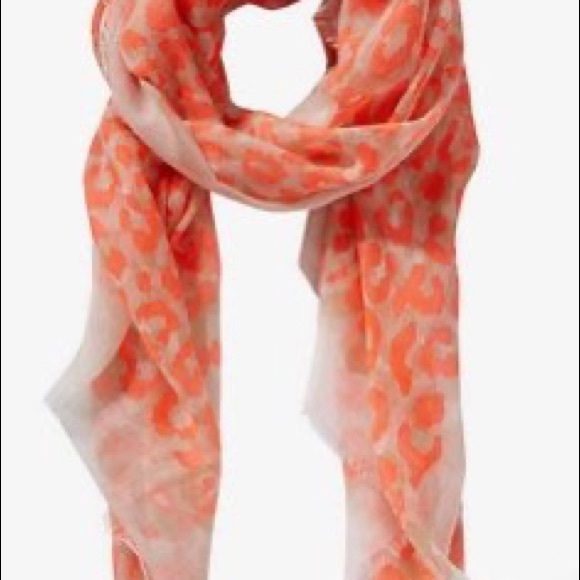 bundle of 4 Express Overlapping Leopard Scarves - Picture 4 of 8